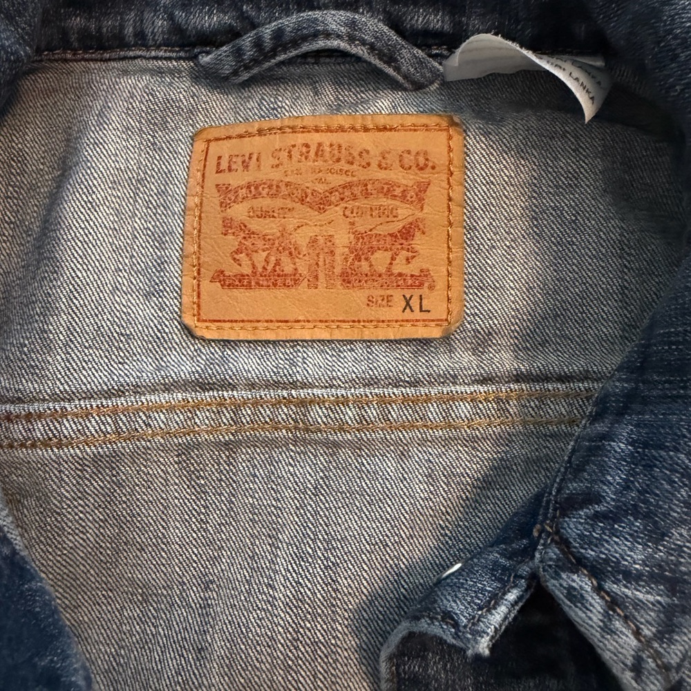 Levi's Classic Blue Denim Jacket - Picture 2 of 2